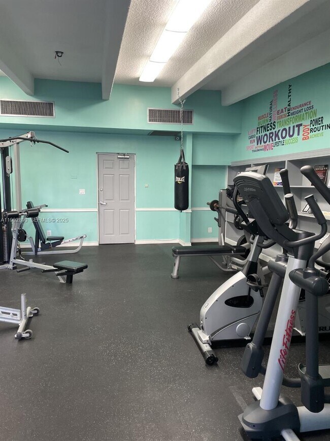 Building Photo - 3301 N Country Club Dr