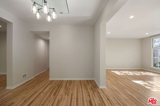 Building Photo - 450 Smithwood Dr