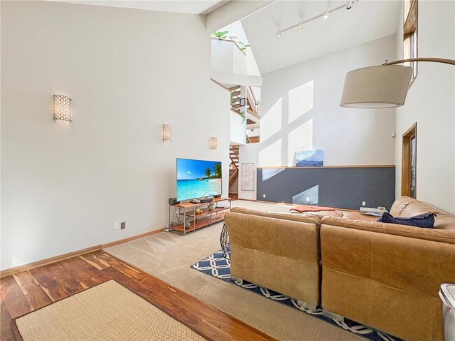 Building Photo - 13900 Hill Ridge Dr