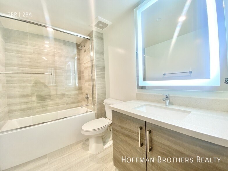 Building Photo - 4849 Oakwood Ave