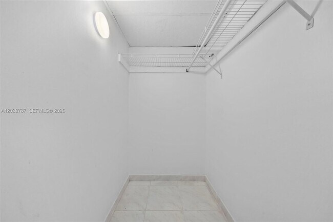 Building Photo - 300 Bayview Dr