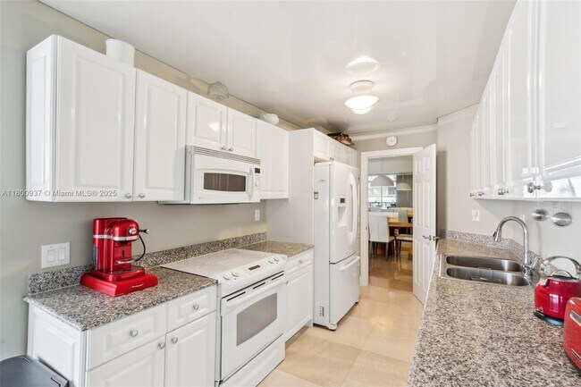 Building Photo - 16711 Collins Ave