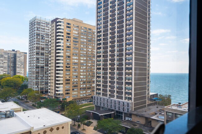 Building Photo - 6118 N Sheridan Rd