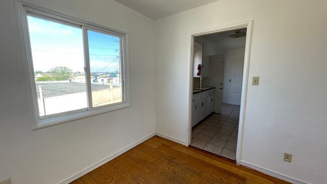 Building Photo - 1910-1910 42nd Ave