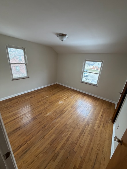 Building Photo - 400 Parkview Dr