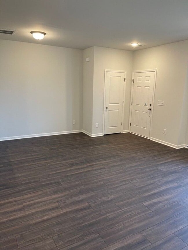 Building Photo - Stunning condo is South Murfreesboro