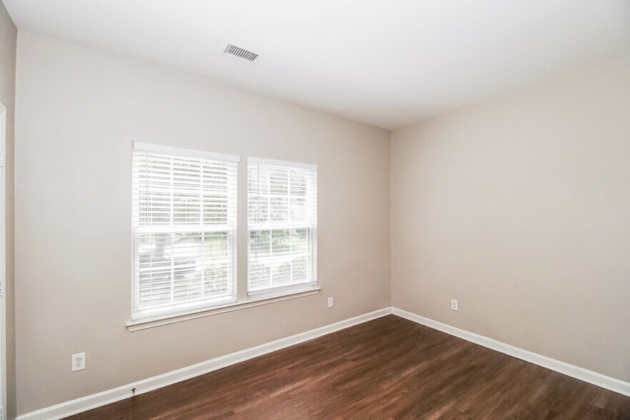 Building Photo - 11430 Northwoods Forest Dr