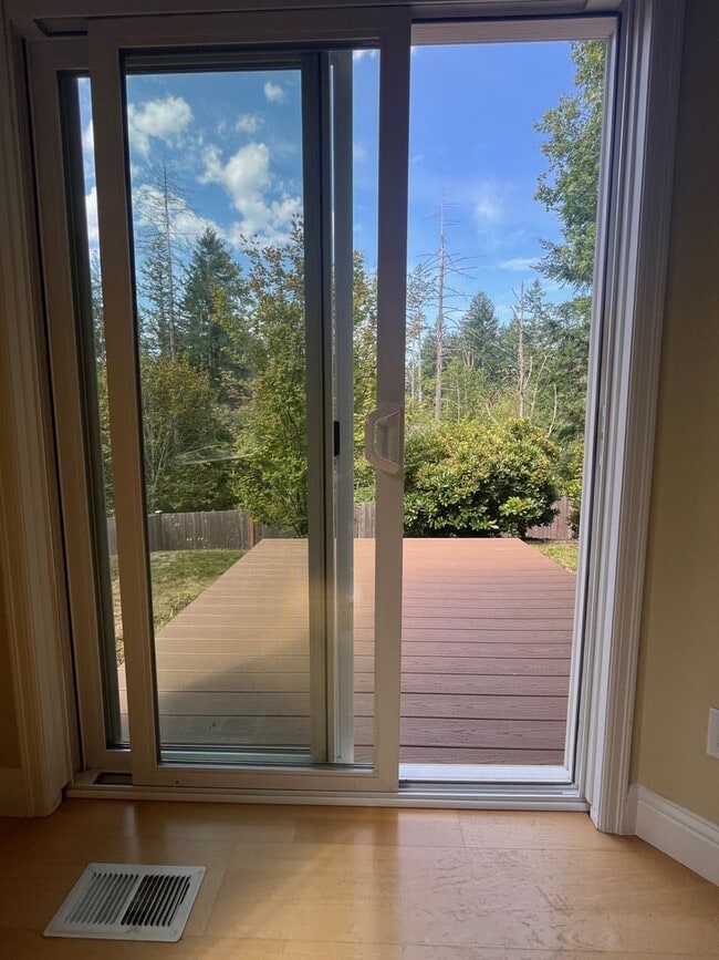 Building Photo - Modern 2-Bed, 2-Bath Condo in Klahanie – E...