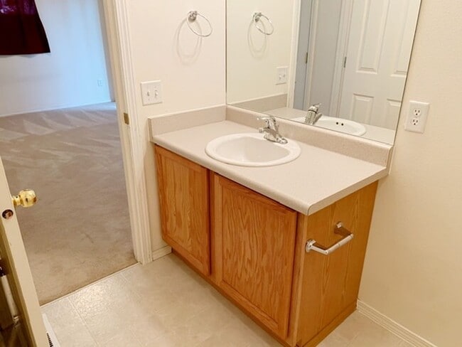 Building Photo - East Anchorage Townhouse with Yard, Garage, and W/D In unit! Close to JBER!