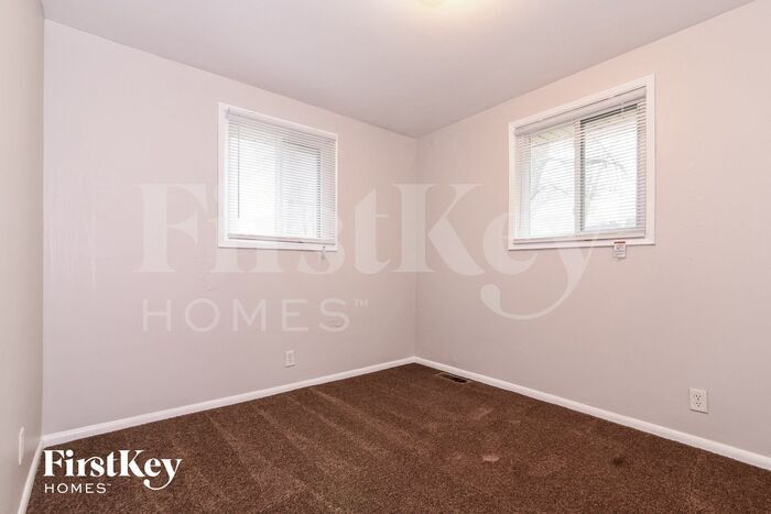 Building Photo - 6616 Oakview Dr N
