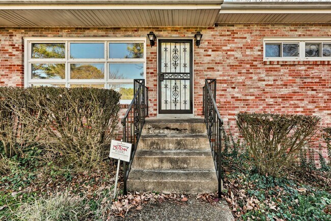 Building Photo - 780 Rossview Rd