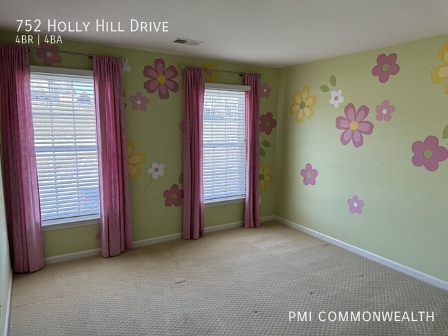 Building Photo - 752 Holly Hill Dr