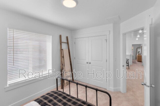 Building Photo - 285 W 1150 N