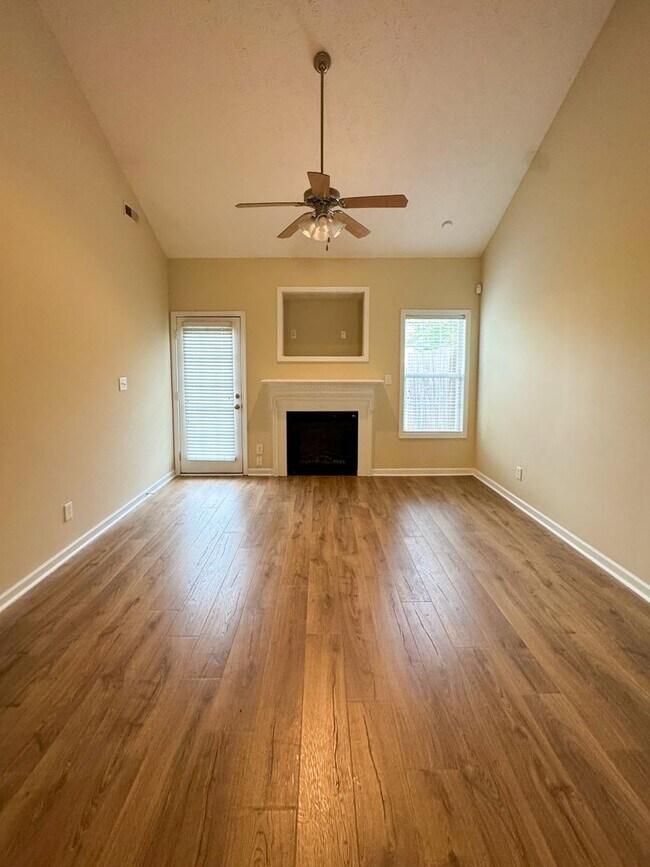 Building Photo - 3 Bed 2.5 Bath Townhome with New Flooring and Paint