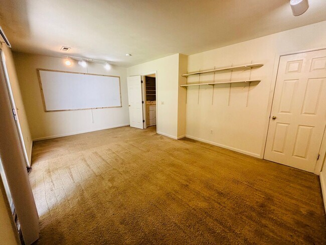 Building Photo - 4 Bedroom 3.5 Bath Townhouse