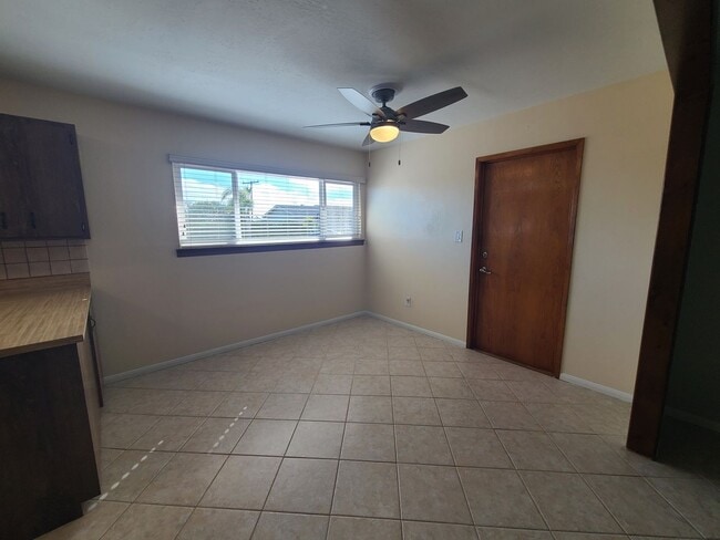 Building Photo - Spacious 4 bed 2 bath + 2 car garage & lar...