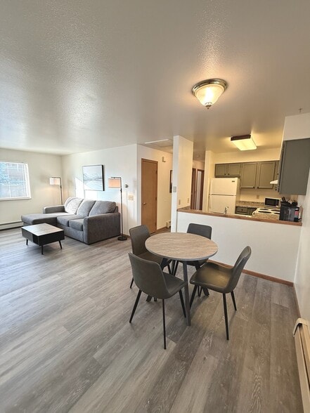 Building Photo - 1526 Lake Elmo Dr