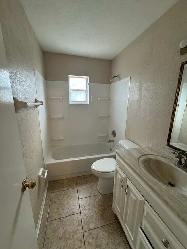 Building Photo - 3/2 Lovely Home East Orlando for rent! Isl...