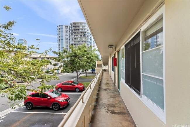Building Photo - Available now! 1BD/1BA/1PKG at Hawaiiana Gardens in Waikiki.