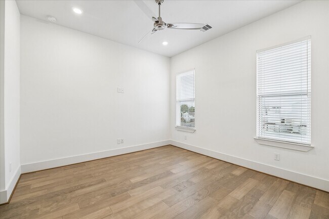 Building Photo - 1222 W 21st St