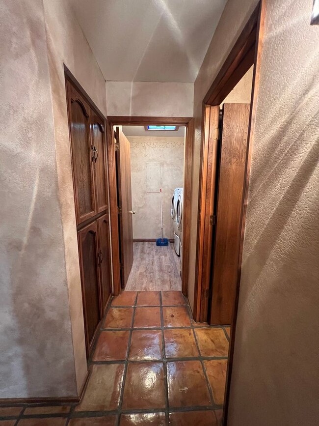 Building Photo - FURNISHED 3 BEDROOM HOME IN TOWN WITH POOL ACCESS!
