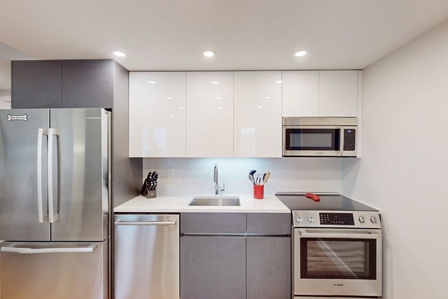 Building Photo - 932 Broadway