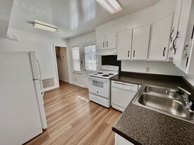 Building Photo - Elmhurst