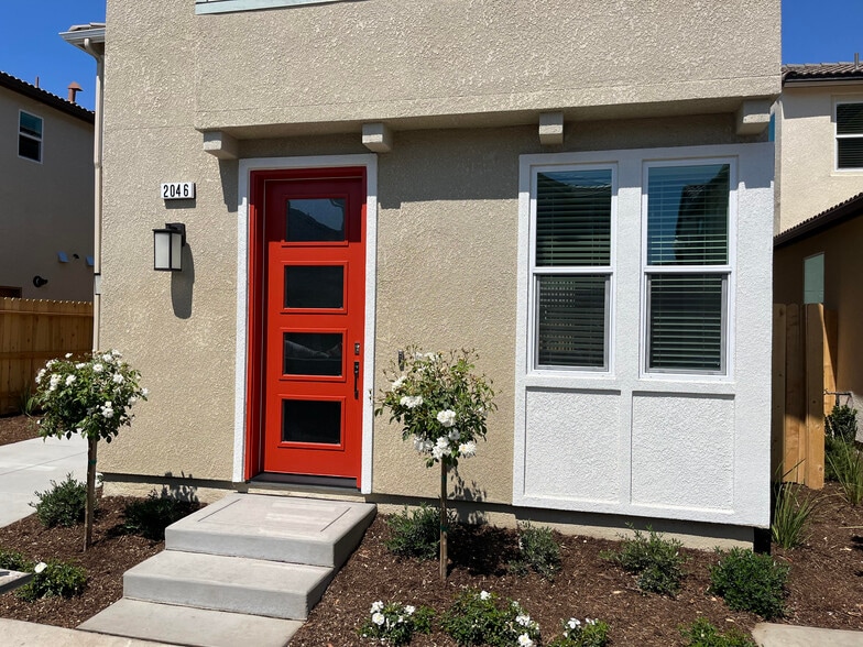 Front entry - 2046 N Hammel Ln