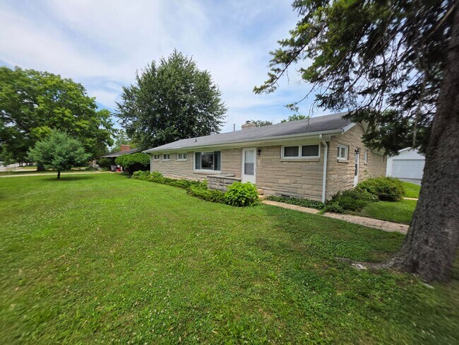 Building Photo - 3BR/2BA/2CarGarage Only A Few Minutes From Everything! Ask About Our Move-In Special!