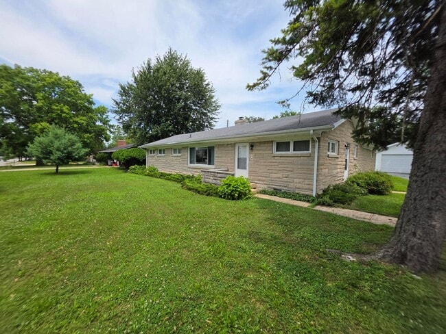 Building Photo - 3BR/2BA/2CarGarage Only A Few Minutes From Everything!