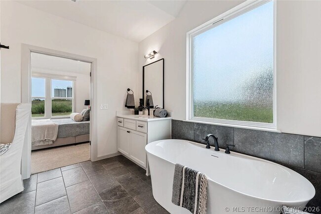 Building Photo - 5 Bed | 5 Bath House