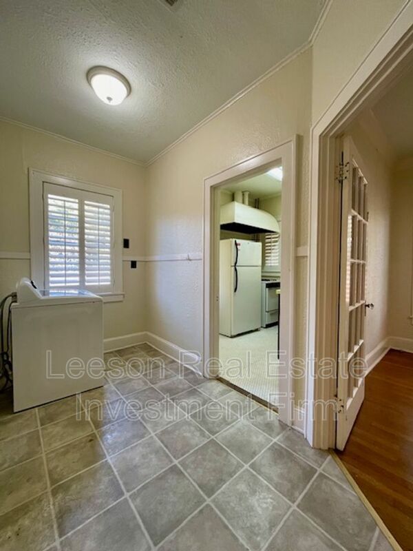 Building Photo - 458 Forest Ave