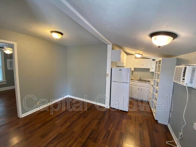 Building Photo - 304 E Hanna Ave