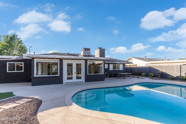 Building Photo - 2532 E Highland Ave