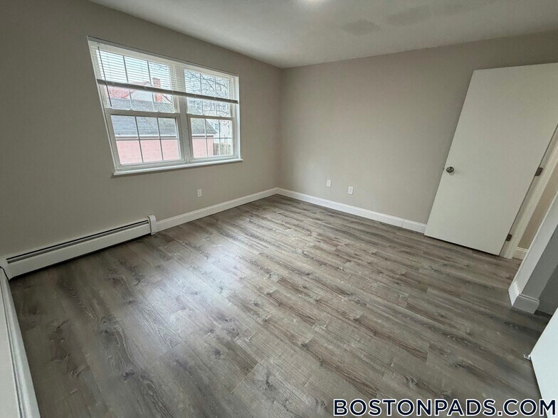 Building Photo - 71 Bernier St