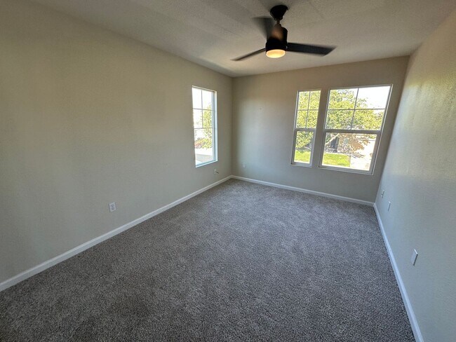 Building Photo - Beautiful 4 Bedroom, 2.5 Bath Tracy Home /...