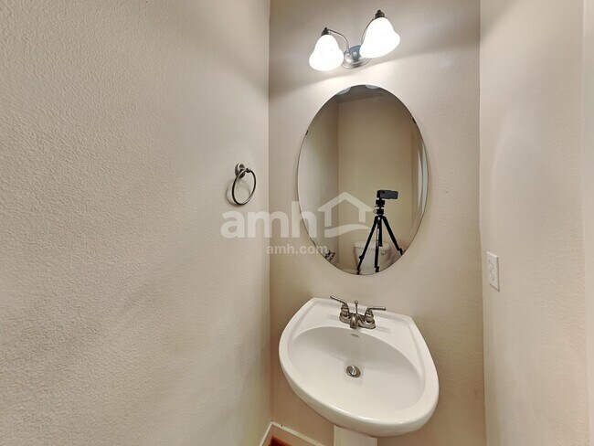 Building Photo - 7337 Rainier Dr