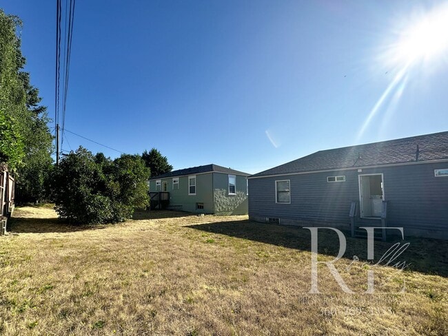Building Photo - Fantastic Manette; Seattle Peek-a-boo