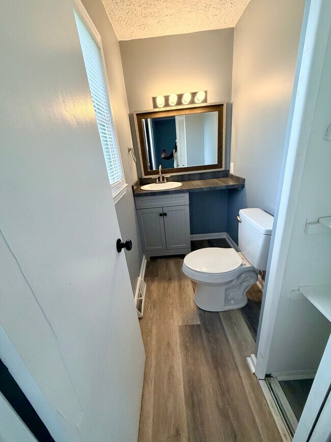 Building Photo - 1134 Oakwood Dr