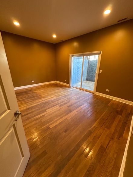 Building Photo - 6229 N Richmond St