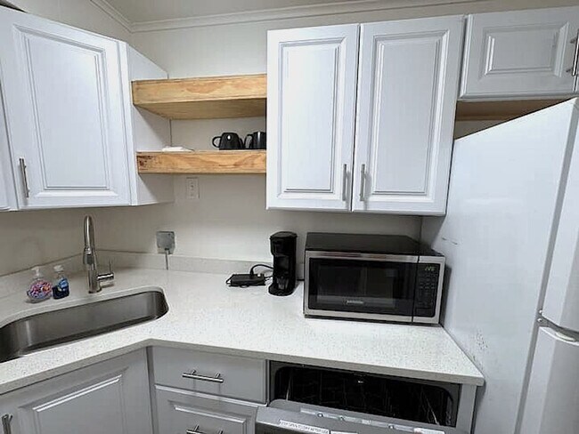 Building Photo - 802 S Elm St