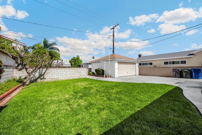 Building Photo - Adorable 2 Bed / 1 Bath Home In Pico Rivera near Birney Tech Academy