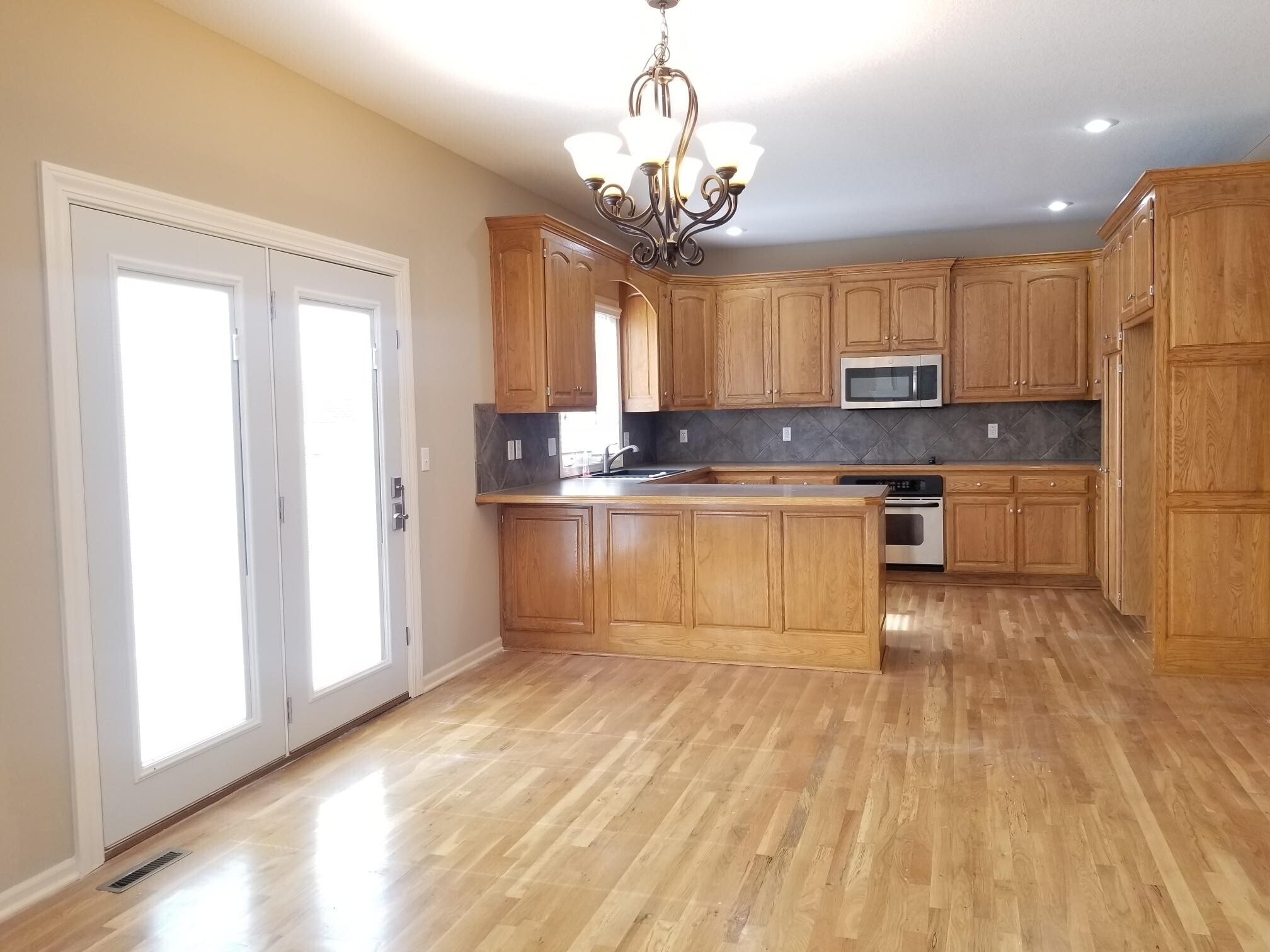 Building Photo - 5701 NE Hidden Meadow Dr