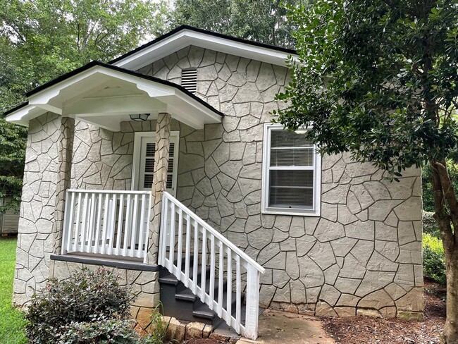 Building Photo - Charming Watkinsville Home Available