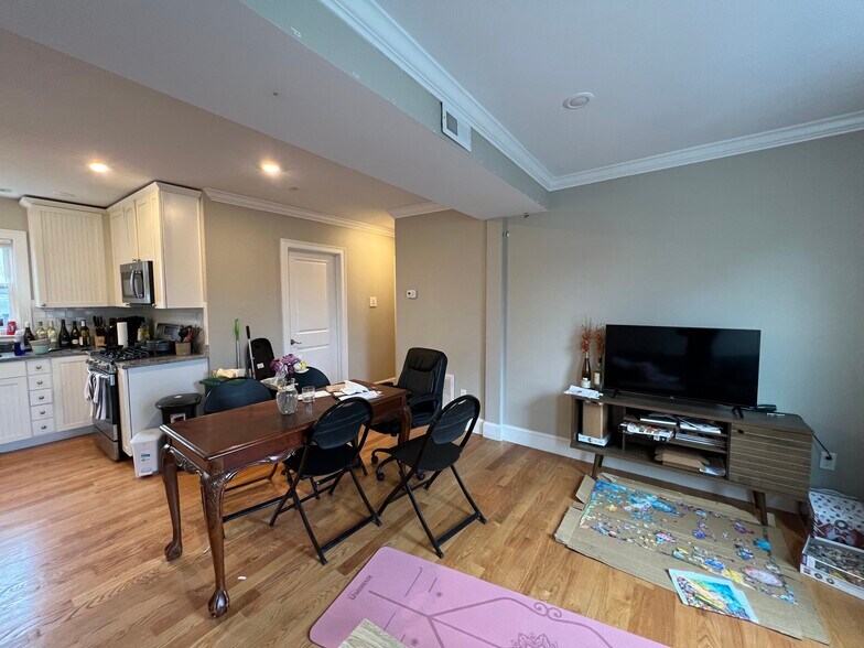 Building Photo - 183 River St