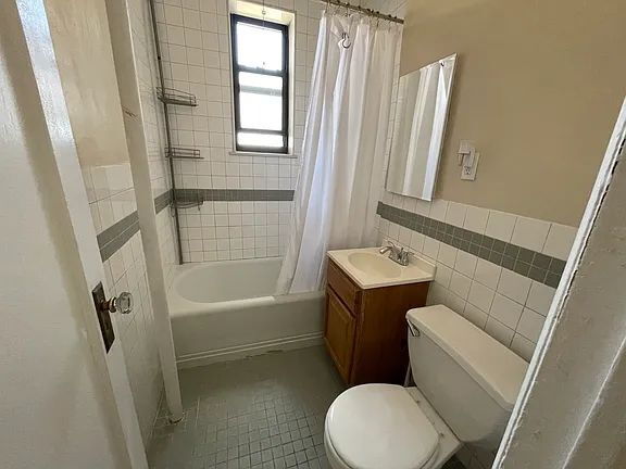 Building Photo - Beautiful and very spacious one-bedroom located in a charming building.