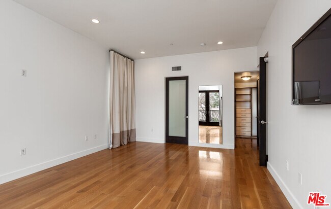 Building Photo - 1304 S Roxbury Dr