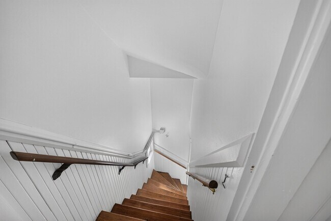 Building Photo - 370 Maple St