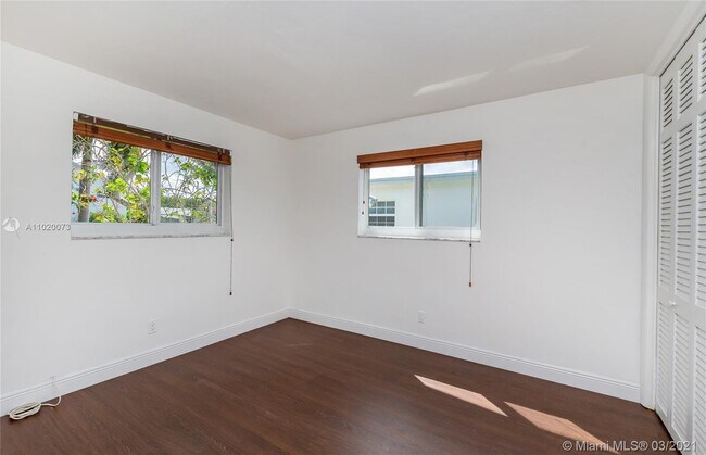 Building Photo - 4500 SW 42nd Ter