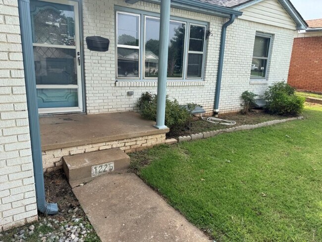 Building Photo - 3 bed 1 bath in Chickasha! great updates!